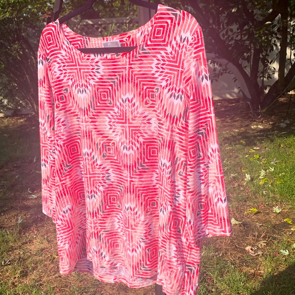 Pretty coral and white geometric pattern top. Super soft excellent condition.